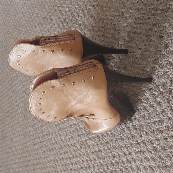 Open toe Luichiny booties with gold accents size 7 - Picture 2 of 6